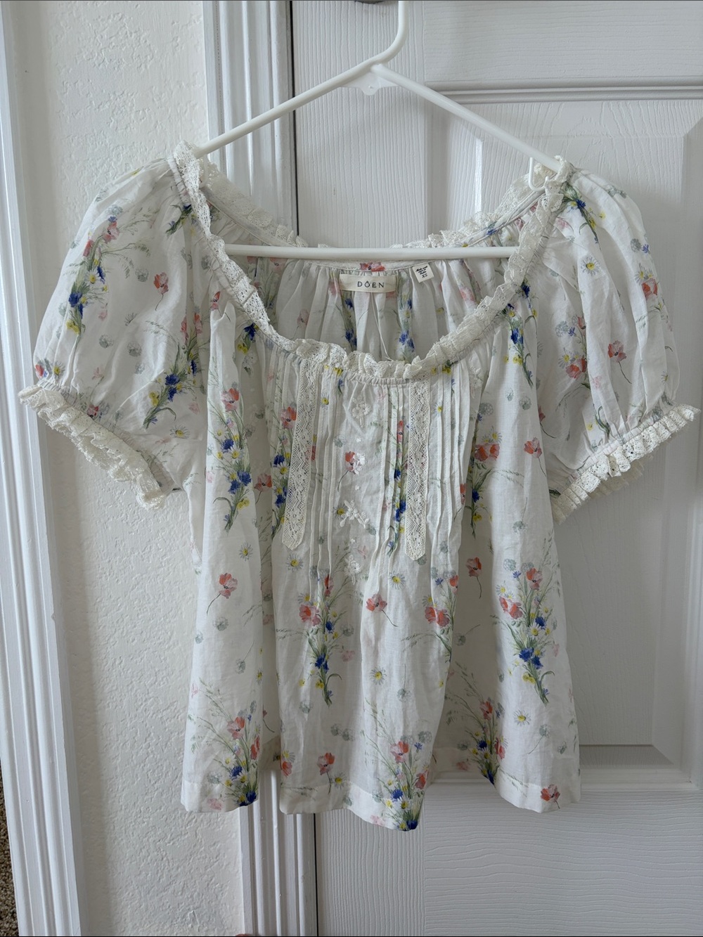 Doen White Floral Puff-Sleeve Peasant Top